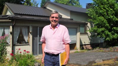 Man med en bok i hand