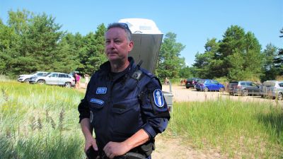 Polis på strand