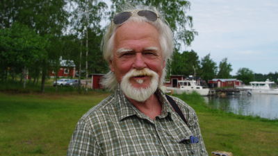 Man i småbåtshamn
