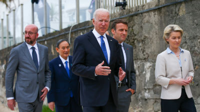 USA:s president Joe Biden och andra G7- och EU-ledare promenerade upp från stranden i Carbis Bay efter att de fotograferats där på fredagen.