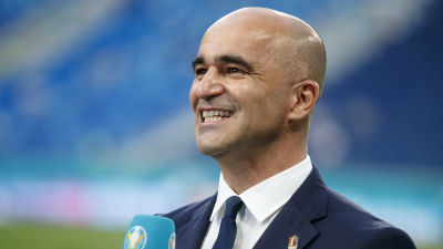 Roberto Martinez skrattar i intervju.