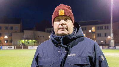 Johan Lönnqvist står vid Bollplanens konstgräs i Borgå.