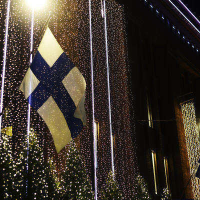 Finlands flagga med glitter omkring.