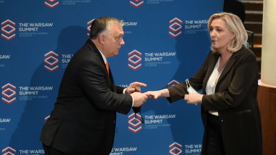 Ungerns premiärminister Viktor Orban hälsar på franska partiledaren Marine Le Pen i Polen.