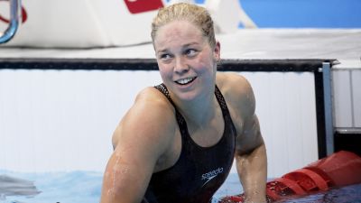 Fanny Teijonsalo i svart simdräkt och utan badmössa kommer upp ur bassängen.