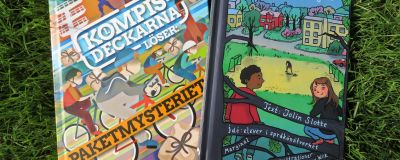 Böckerna "Kompisdeckarna löser: Paketmysteriet" av Eva Höglund och "Mikarl, jag och Karlssonligan" av Jolin Slotte,