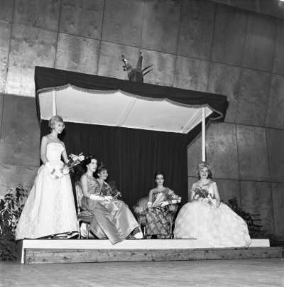 Miss Suomi 1961 Ritva Wächter. Miss Suomi 1960 Tarja Nurmi vasemmalla.