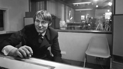 Sanoittajamestari Vexi Salmi istuu Finnvoxin äänitysstudiossa. Mustavalkoinen kuva vuodelta 1970.