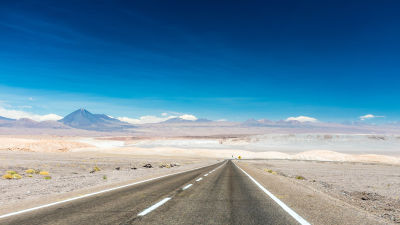 Landsväg i Chile. Atacamaöknen.
