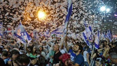 Israeler i Tel Aviv firar sin nya regering 13.6.2021