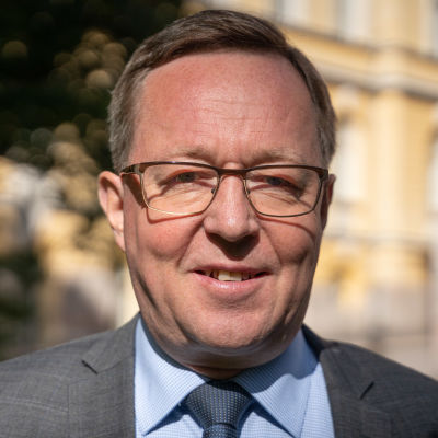 Näringsminister Mika Lintilä vill se över konstnadsstödet