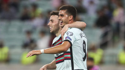 Diogo Jota och André Silva firar ett av Portugals mål.