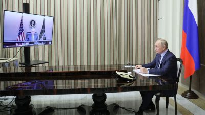 Rysslands president Vladimir Putin sitter i videomöte med USA:s president Joe Biden.