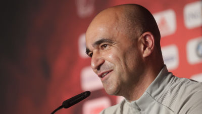 Roberto Martinez talar på presskonferens.