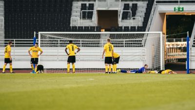 KuPS-spelare deppar efter baklängesmålet mot Astana.