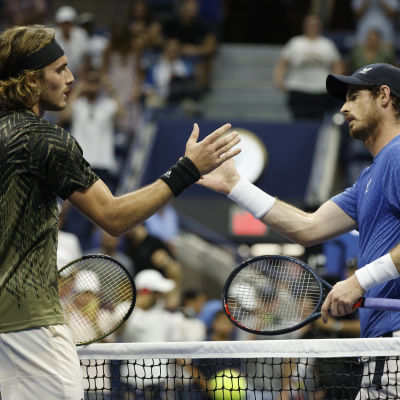 Stefanos Tsitsipas ja Andy Murray kättelevät verkolla