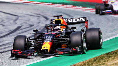 Max Verstappen kör i en kurva.