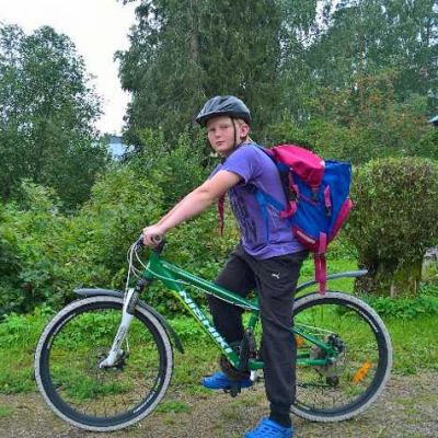 Veeti Pesonen pyörän selässä