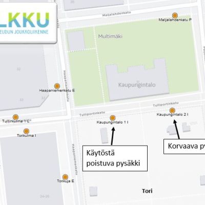 Kuopion kaupungintalon edustan pysäkkikatoksia uusitaan.