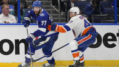 Leo Komarov i närkamp med Victor Hedman.
