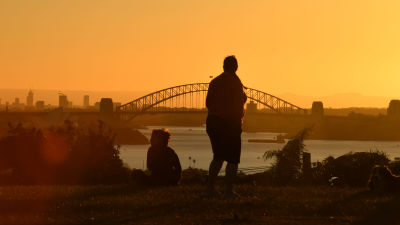 Personer som njuter av solnedgången i Australien.