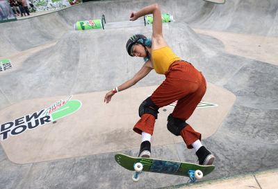 Lizzie Armanto skeittaa park-radalla.