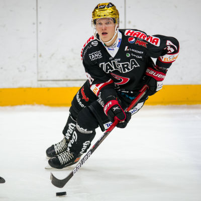 Joakim Kemell spelar ishockey.
