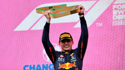 Max Verstappen lyfter pokal.