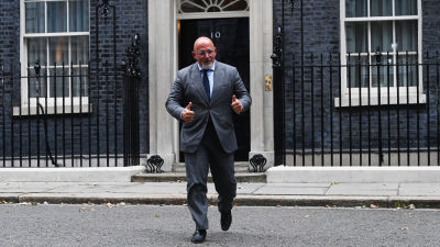 Nadhim Zahawi visar tummen upp utanför Downingstreet 10