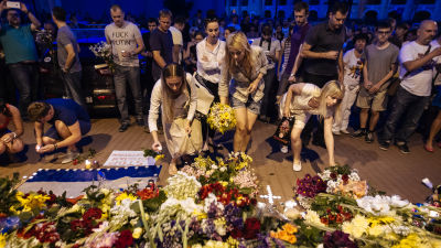 Folk lägger blommor vid den holländska ambassaden i Kiev