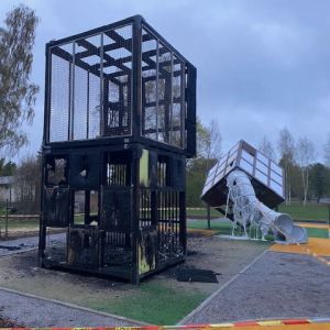 Brandskadade lekställningar i en lekpark.