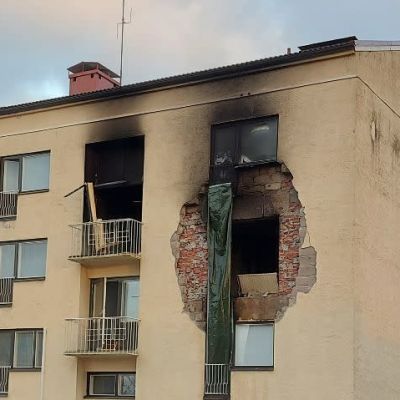 En explosion gjorde ett stort hål i ytterväggen på ett höghus i Varkaus. 