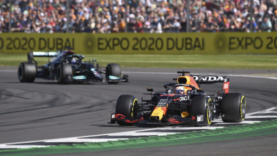 Max Verstappen lämnade Lewis Hamilton bakom sig i sprinttävlingen.