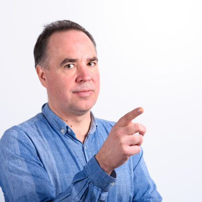 jens Berg 2018 promobild för programmet "De tio finlandssvenska budorden".