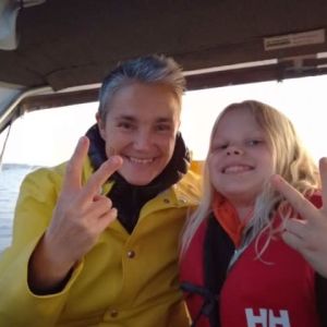 Corinne ja Tilla katsovat kameraan ja näyttävät voitonmerkkiä.