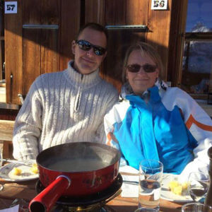 Pauli ja Maria Immonen alppimajan edustalla fonduepadan äärellä