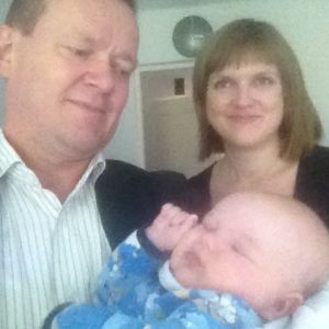 Puoli seiskan toimittaja Matti Toivonen arvioi Sisu Anderssonin kilohintaa. Susan Louhema tietää, että ensimmäisen vuoden tavarat eivät ehdi käytössä kovin paljon kulua, joten uuden veroista on tarjolla edullisesti. Sisu Andersson (2 kk) toimittaja Matti Toivosen sylissä, äiti Susan Louhema