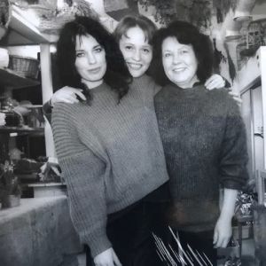 Nanna Susi, Nina Susi ja heidän äitinsä Laura Susi kukkakaupassa.