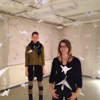 Konstnärerna Sylvia Javén och Henna Hellman med sin installation Bird Encyklopedia, i konstbutiken PopUp Vaasa 2013.