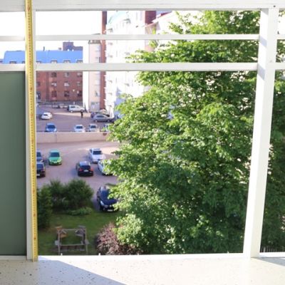 Parvekkeen verhouslevy petti ja aiheutti onnettomuuden.