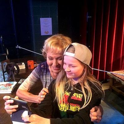 Inga Sulin ja tamperelainen fani Johanna ottavat selfietä Uusi Päivä-studion lavasteissa.