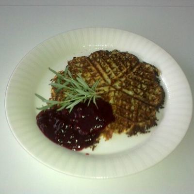 Perunavohvelia ja puolukkahilloa.