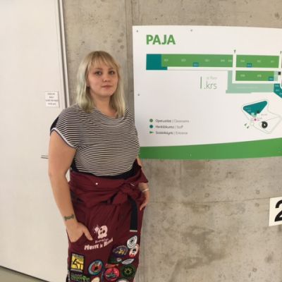 Opiskelija Annika Leppänen seisoo Kasarminmäen kampuksen Paja-kahvilassa Kouvolassa