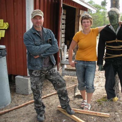 Näyttämötaiteen läänintaiteilija Jouni Rissanen ja näyttelijä Jonna Kuittinen Hailuodon Teatterifestivaalien leirialueella /07/2009