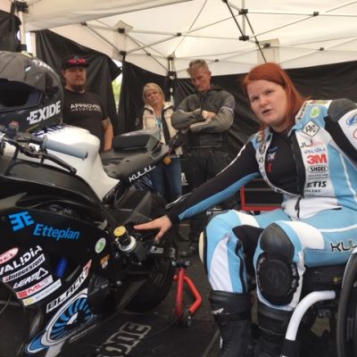 Ratamoottoripyöräilijä Ulla Kulju Kymi Ringin Moto GP-testiajoissa elokuussa 2019.