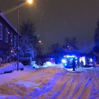 Pelastuslaitoksen yksiköitä Käpylän työväentalolla.