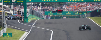 Lewis Hamilton kör ensam på raksträckan.