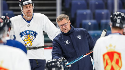 Jukka Jalonen instruerar spelare under träningar.