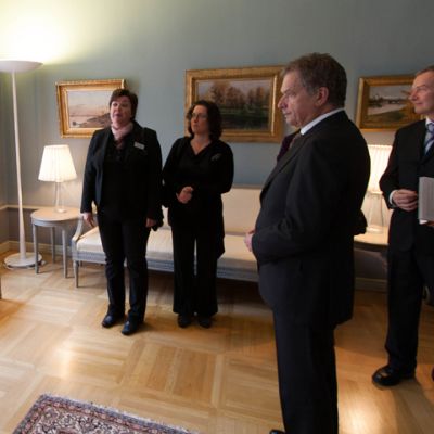 Håkan Westerholm viittoo presidentille.