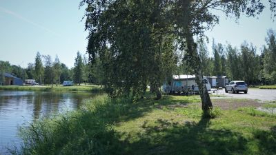 Campingområde vid en havsvik.